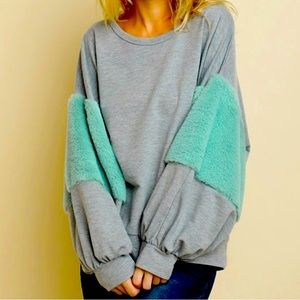 Umgee sweatshirt with fur sleeves